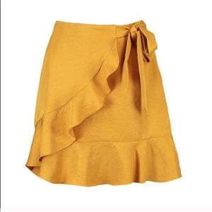 BRAND NEW Boohoo Mustard Ruffle Mini Skirt